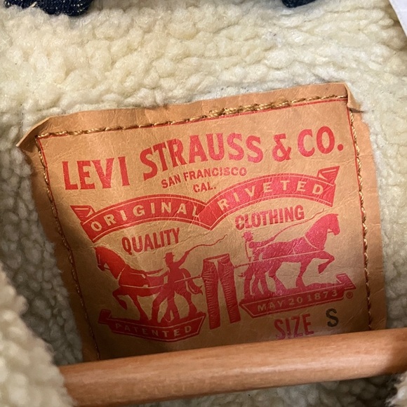 Levi's Dark Blue Denim Jacket with Cream Sherpa Collar and Lining - Picture 2 of 6